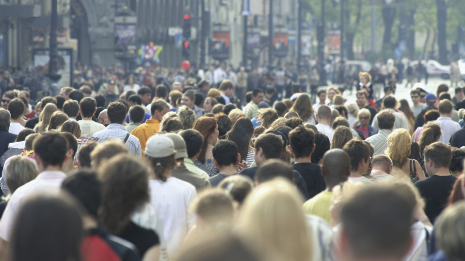 une foule dans la rue